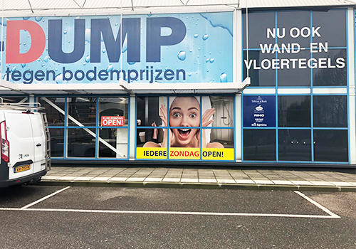 Voor Sani-Dump Almere hebben wij 2x 6 ramen voorzien van een full colour print.